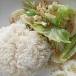 ไก่ผัดกะหล่ำน้ำมันหอยราดข้าว