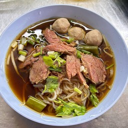 ก๋วยเตี๋ยวเนื้อเปื่อยลูกชิ้นเส้นใหญ่