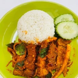 ข้าวผัดพริกแกงหมูกรอบ