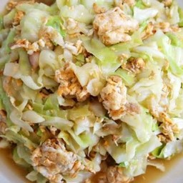 ข้าวราดกะหล่ำปลีผัดไข่ใส่หมูชิ้น