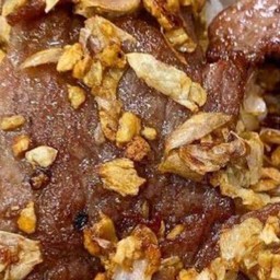 เนื้อกระเทียม กับข้าว