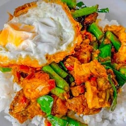 ผัดพริกแกงราดข้าว