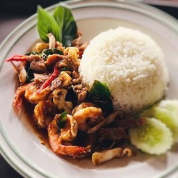 ผัดพริกแกงรวม(หมู+ไก่+กุ้ง+หมึก)