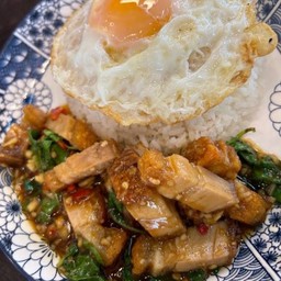ข้าวราดกระเพรา หมูกรอบ ไข่ดาว