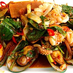 ทะเลรวมผัดพริกเผา (กุ้ง-หมึก-หอยแมลงภู่)