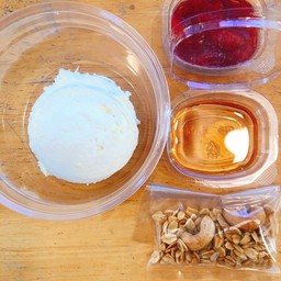 กรีกโยเกิร์ตเนื้อล้วน+น้ำผึ้ง+ซอสผลไม้+กราโนล่า