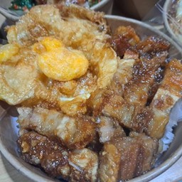ข้าวหมูกรอบ(ครัวหลังบ้าน)