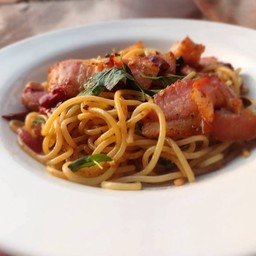 สปเก็ตี้เบคอนพริกแห้ง