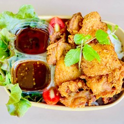 ข้าวไก่ทอดน้ำปลา+น้ำจิ้มแจ่ว