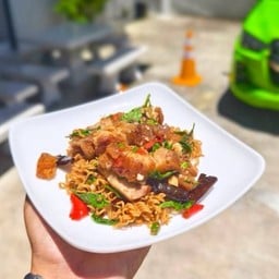 หมูกรอบมาม่าผัดขี้เมา.