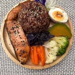 ข้าว 3 สี ปลาแซลมอลย่างเกลือผัก5 อย่าง