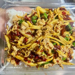 ข้าว กระเพราหมูสับหน่อไม้เหลืองพริกแห้ง