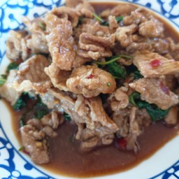กระเพราหมูชิ้นเป็นกับข้าว