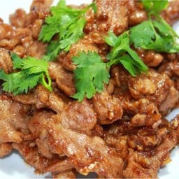 หมูกระเทียม กับข้าว