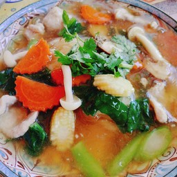 ราดหน้าหมี่ซั่ว หมูนุ่ม