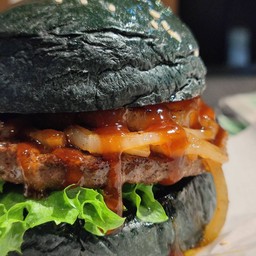 Australian wagyu (ขนมปังชาร์โคล)