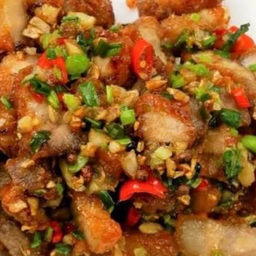 สามชั้นผัดพริกเกลือราดข้าว
