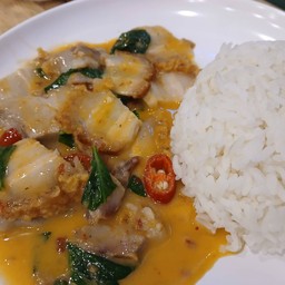 ข้าวพะแนงหมูกรอบ