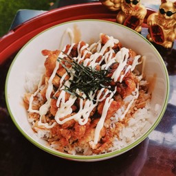 ข้าวหน้าไก่กรอบมายองเนส (กรอบนอกฉ่ำใน)