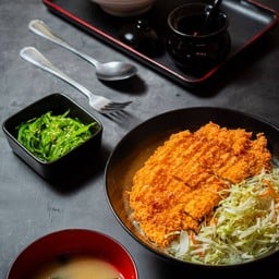 ข้าวหน้าทงคัตสึไก่ทอดซอสทงคัตสึ