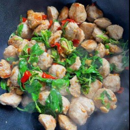 กะเพราลูกชิ้น(เนื้อ)