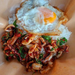 กะเพราหมึกสด