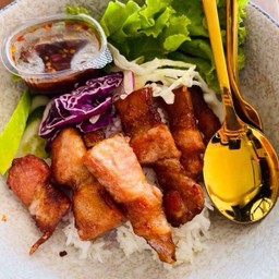 ข้าวราดหมูทอดน้ำปลาคุโรบุตะ