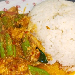 ผัดพริกแกงหมูราดข้าว