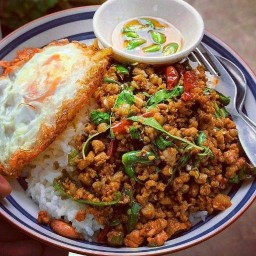 ข้าวไข่ข้น กะเพราเถื่อน