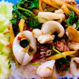 ข้าวกะเพราปลาหมึกหน่อไม้