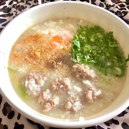 ข้าวต้มหมูสับทรงเครื่องใส่ไข่