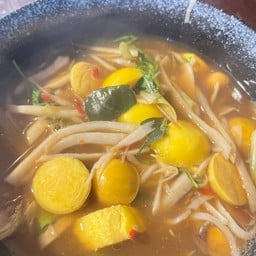 แกงไข่อ่อนใส่หน่อไม้ส้ม