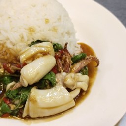 กะเพราปลาหมึกราดข้าว