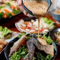 สลัดหนังปลาแซลมอนกรอบ