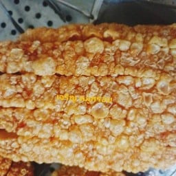 เจริญ หมูกรอบ