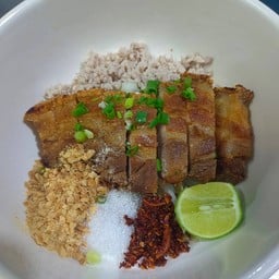 ก๋วยเตี๋ยวแห้งต้มยำหมูกรอบพิเศษ