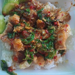 กระเพราหมูกรอบ