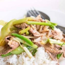 ผัดพริกอ่อนราดข้าว