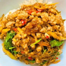 ข้าวกะเพราหมูสับหน่อไม้วุ้นเส้น