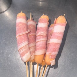 เบคอนพันไส้กรอก