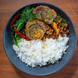 กะเพราไข่เยี่ยวม้า หมูสับ