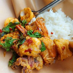 กะเพรารวม กุ้ง หมึก ทอด