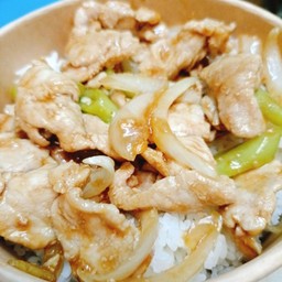 หมูผัดพริกหยวกราดข้าว