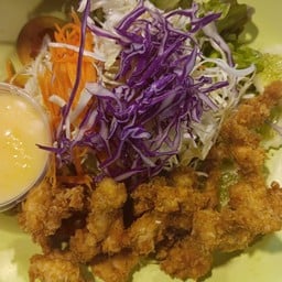 สลัดไกกรอบ