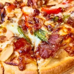 BBQ Pizza (เป็นซอสบาบีคิว) (พิซซ่าถาดใหญ่ 9 นิ้ว แบ่ง 8 ชิ้น)