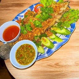 ปลากระพงทอดกระเทียม