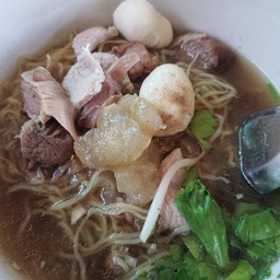 เก้าทัพ ก๋วยเตี๋ยวหมูตุ๋นเอ็นแก้วตุ๋น