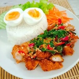 ข้าวกระเพราไก่กรอบ