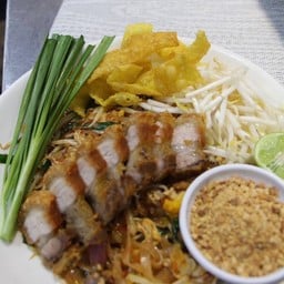 ผัดไทยหมูกรอบ