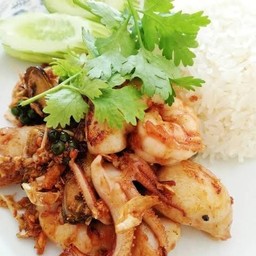 ข้าว ทะเล ทอดกะเทียมพริกไทย